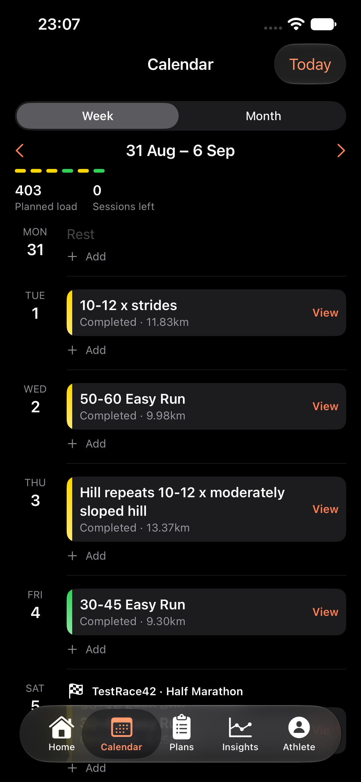 42Runs Calendar week view in dark mode, with planned sessions and status rails